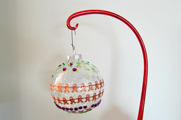 #Christmas #Crafts #Kids Your child can use his own way to draw jewelry for the Christmas tree.