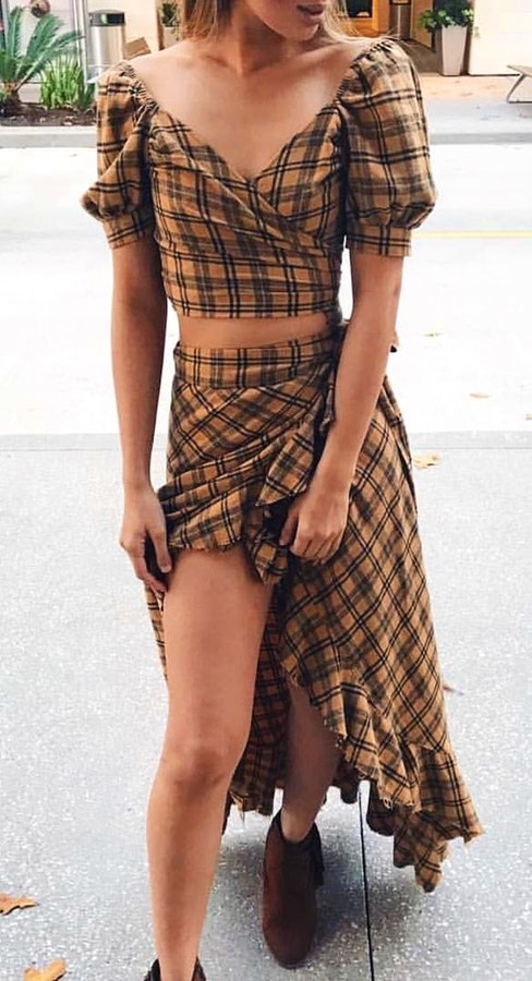 #Summer #StreetStyle #Outfits #Dress black and brown striped v-neck dress.