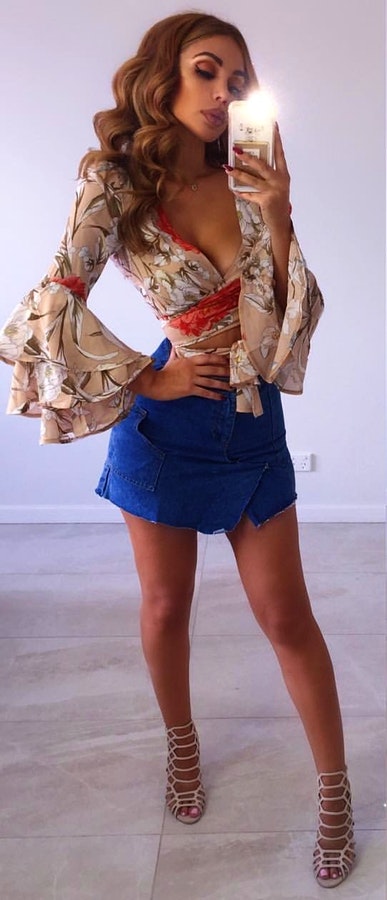 #Summer #StreetStyle #Outfits #Dress brown and white floral long-sleeved shirt with blue denim skirt.