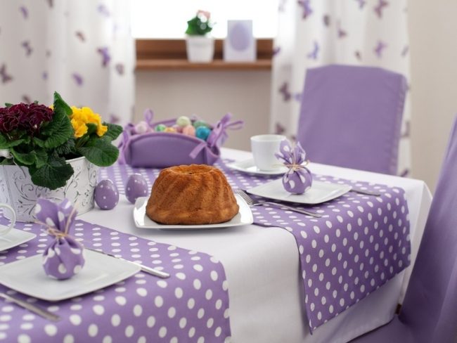 #TableCloth #Linens #Settings #Style white tablecloth and lilac napkins