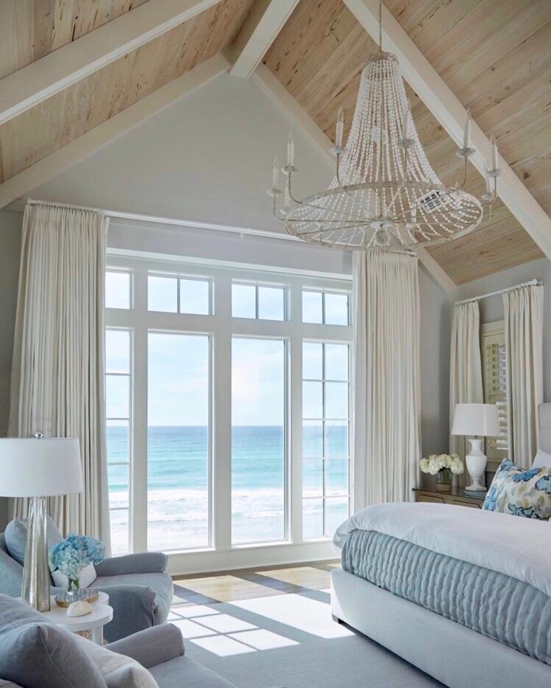 Who else would love to wake up to this view. And those ceilings! Pic by lexi.interiors