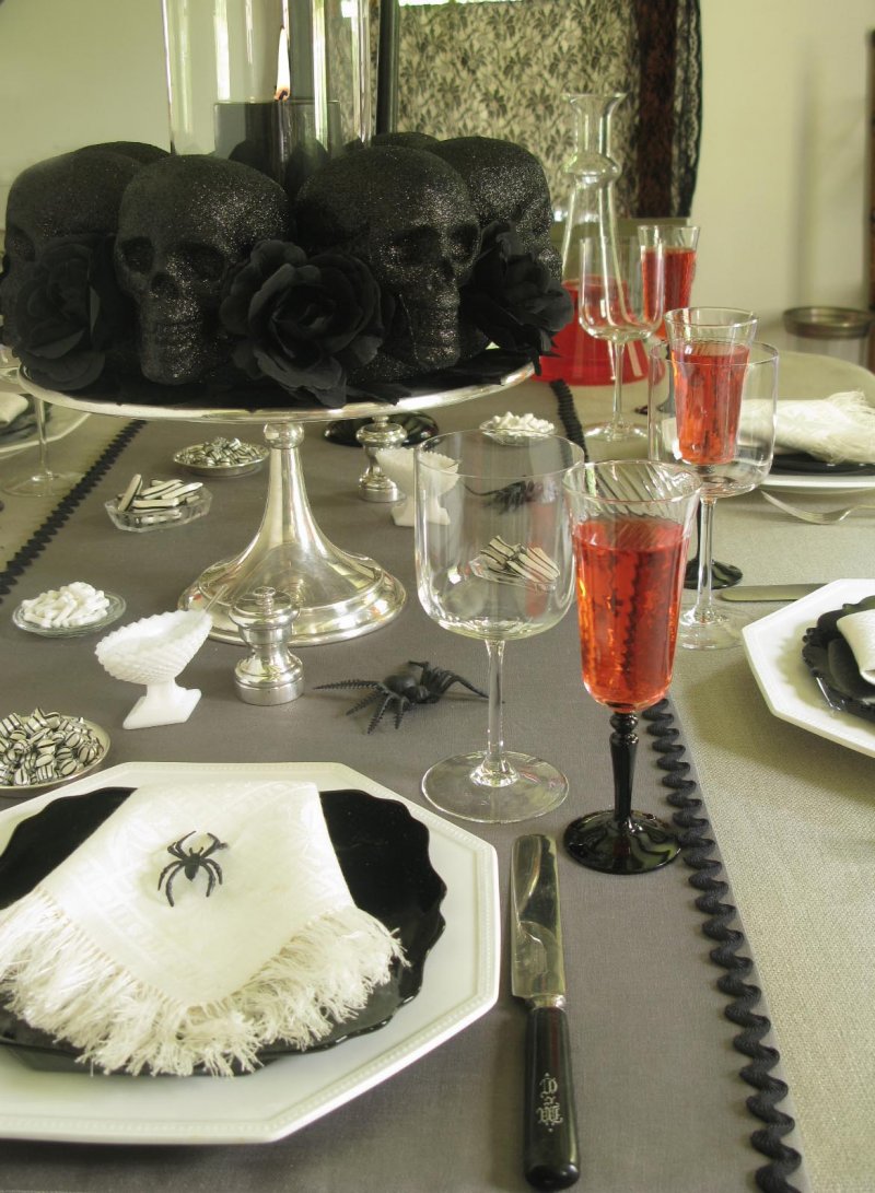A sophisticated centerpiece for Halloween.