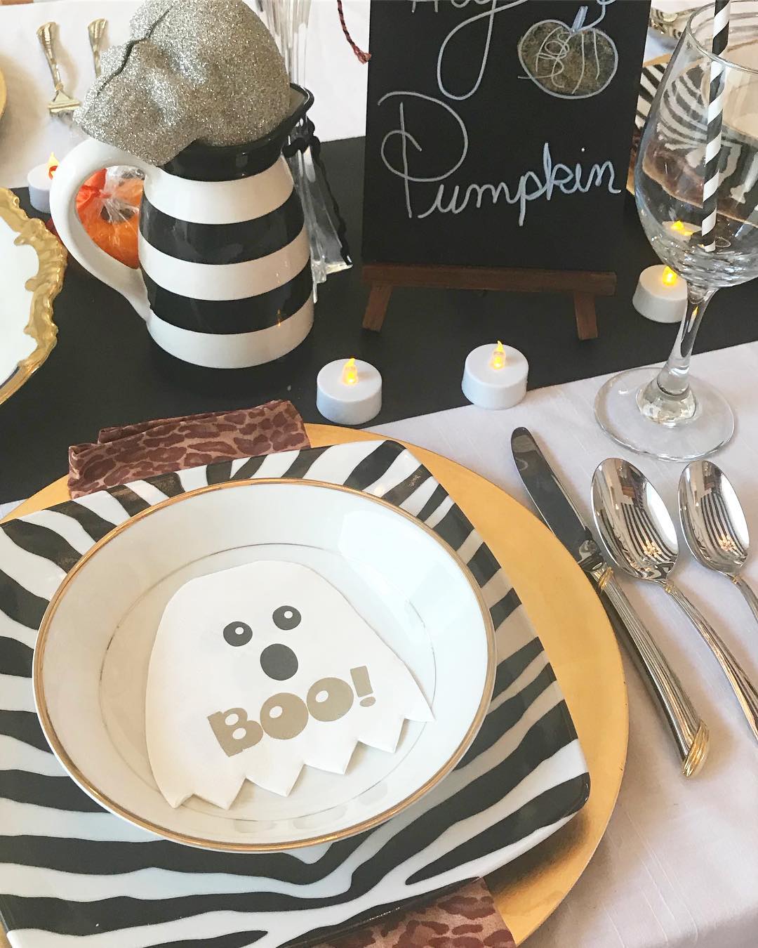 Beautiful Halloween table decor.