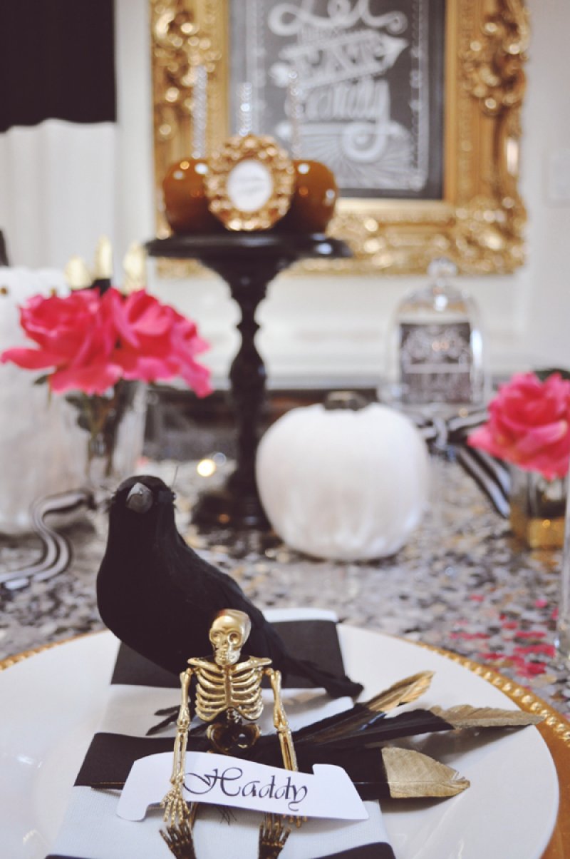 Chic Halloween Table Setting Idea.