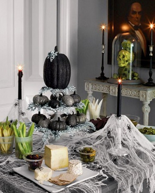 Elegant Halloween table decoration.