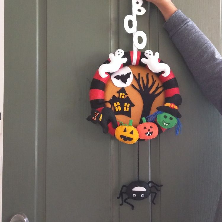 Fun to make it this Halloween wreath.