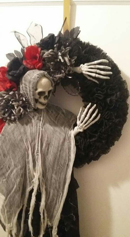 Halloween Wreaths to Instantly Up Your Homes Creep Factor.