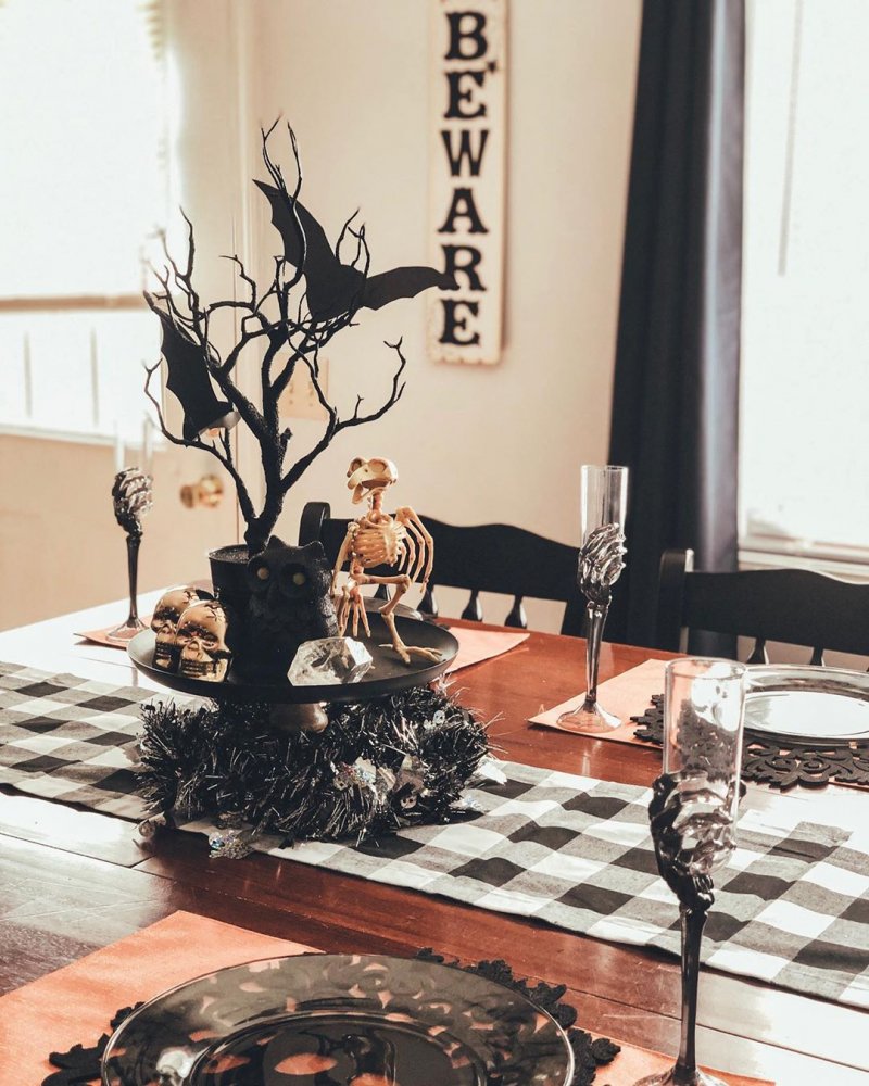 Spooky Halloween table decor.