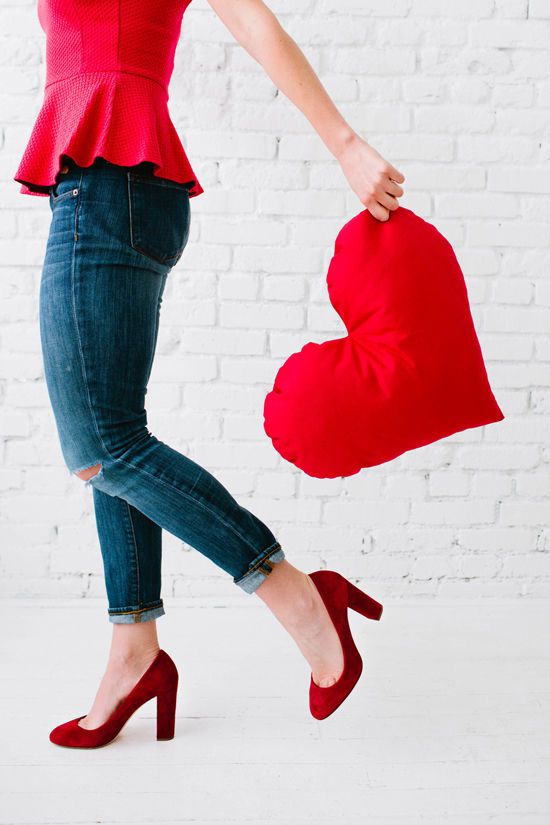 DIY heart accent pillow tutorial from Design Love Fest