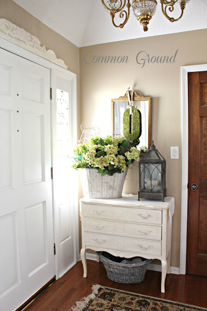 Entrance table decor for Thanksgiving day.