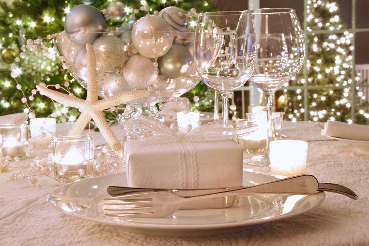 Graceful White Christmas Table Décor with Fondant Gift Cake and Ornament Centerpiece.