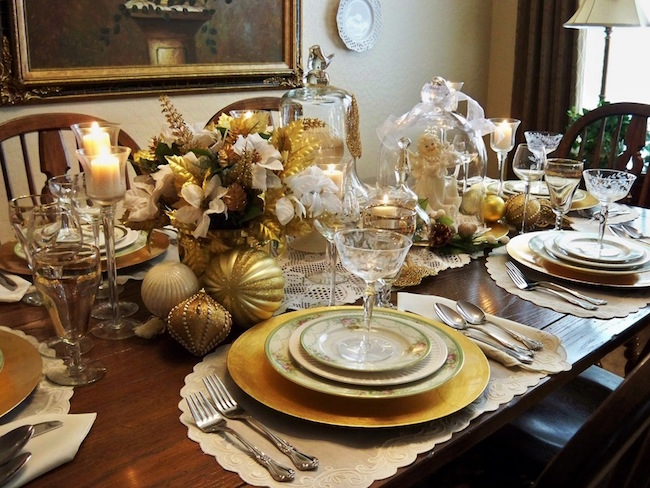 New Year’s Eve dinner table is to use glittery gold accents.