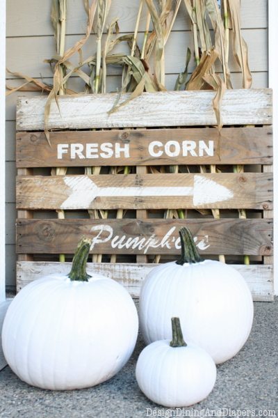 DIY Farmhouse Pallet Signs.