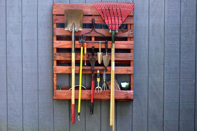 Wooden Pallet Into a Garden Tool Rack.