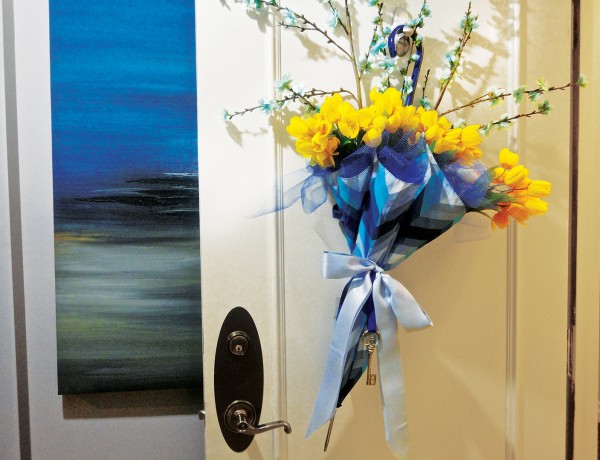 DIY Spring Umbrella Door Hanger.