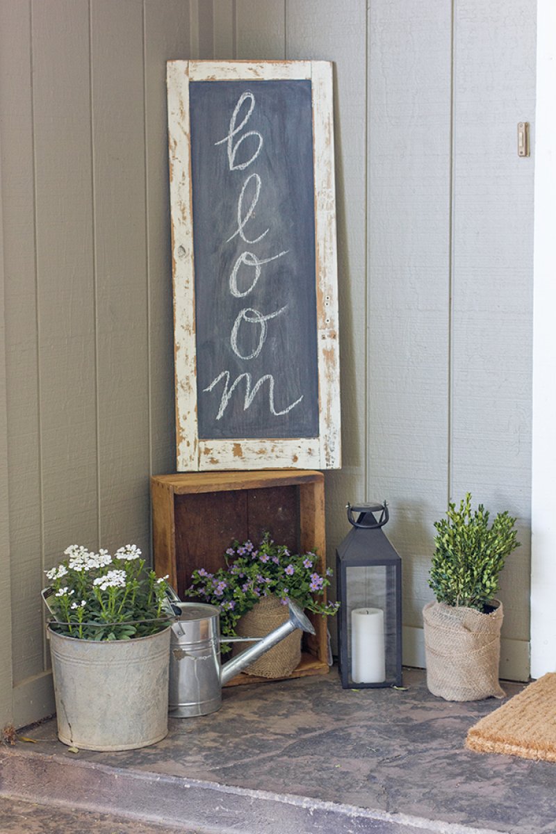 Fantastic farmhouse elements in one vignette!