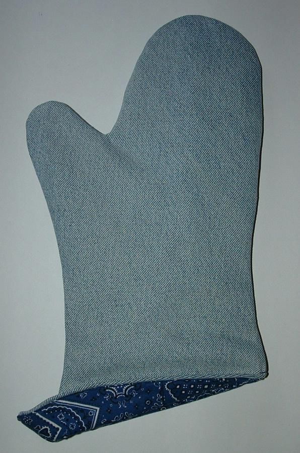Recycle your old jeans into new oven mitt.