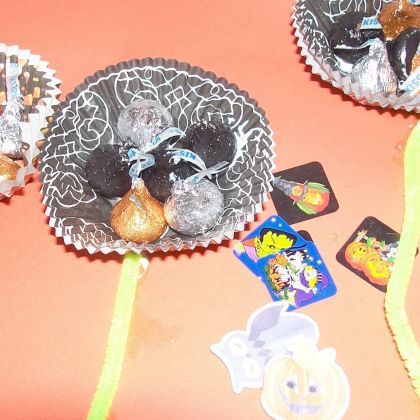Halloween card idea uses muffin cups for decoration
