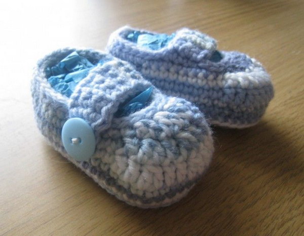 Simple Crochet Baby Booties.