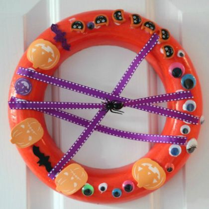 You can help your toddler create a Halloween wreath.