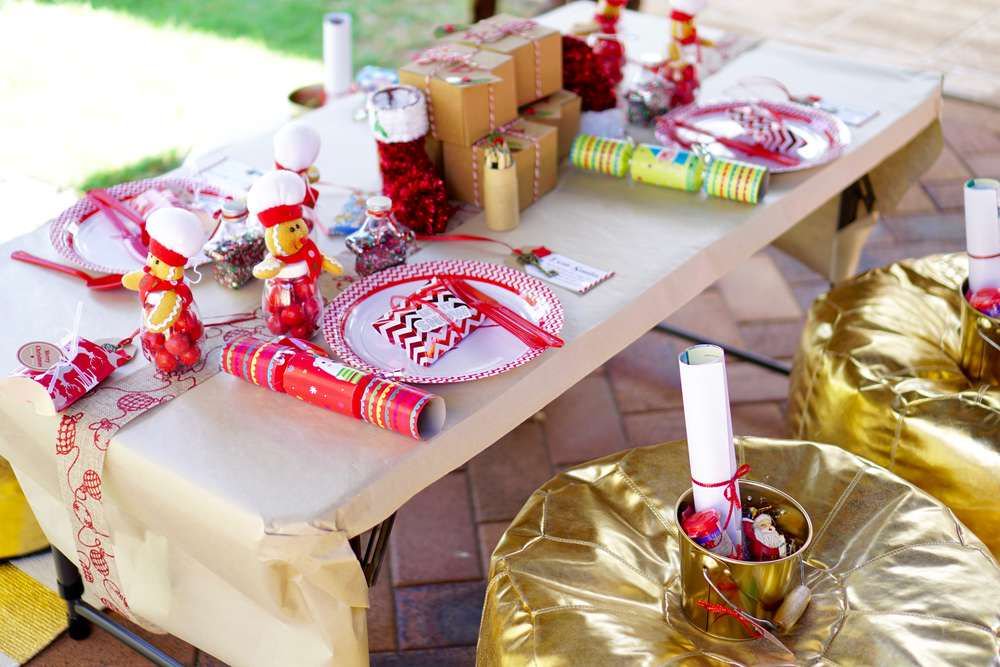 Don't miss this gorgeous rustic Christmas party. The holidays table settings and decor are beautiful!