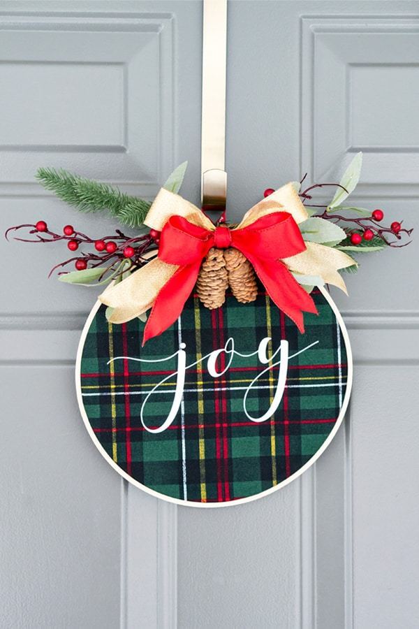 Embroidery Hoop Christmas Wreath from Mom Envy