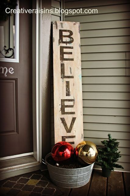 Simple Sign by the Door at Creative Raisins