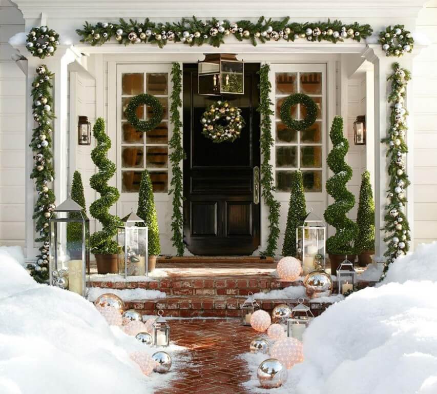 Unique Front Porch Christmas Decor.