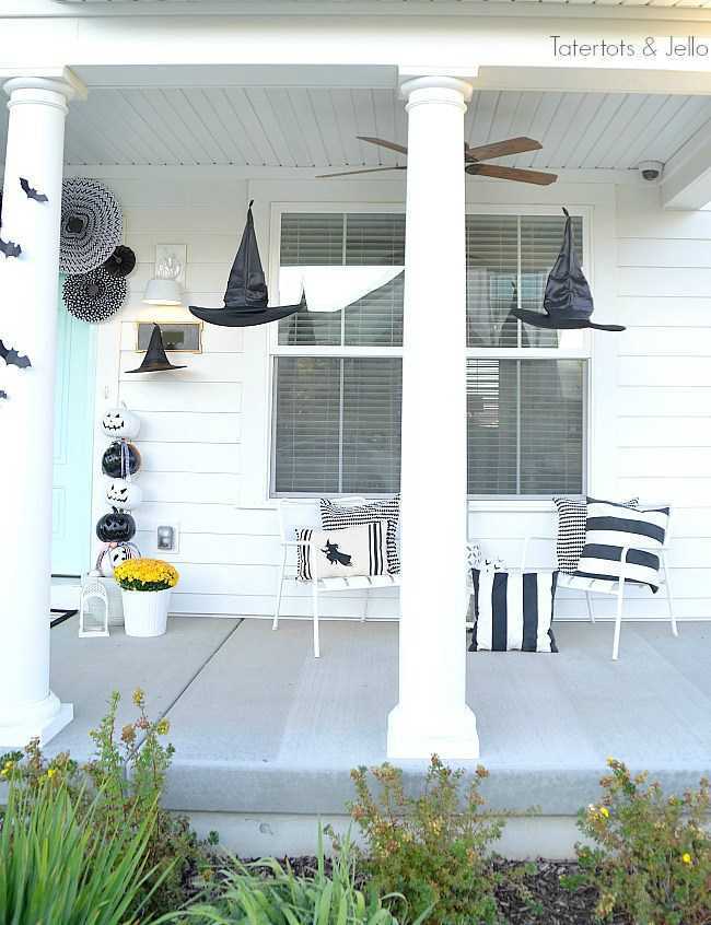 Black and white decor makes a striking statment!