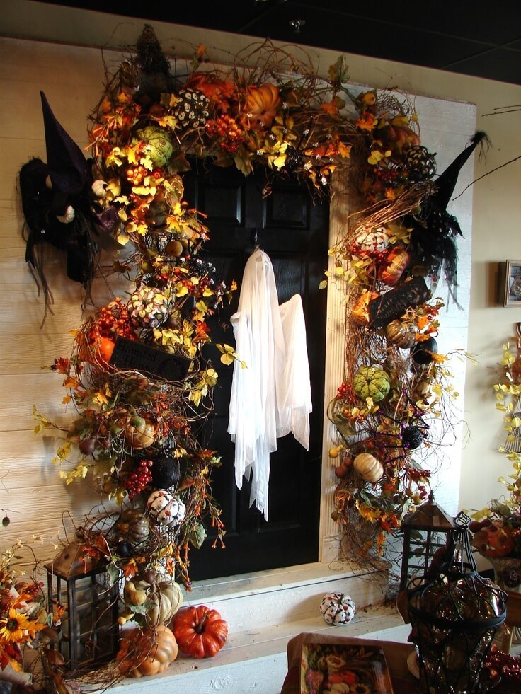 Spooky Ghost Halloween Door Décor.