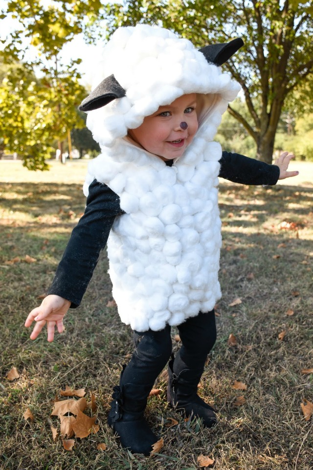 This no sew sheep costume is adorable!
