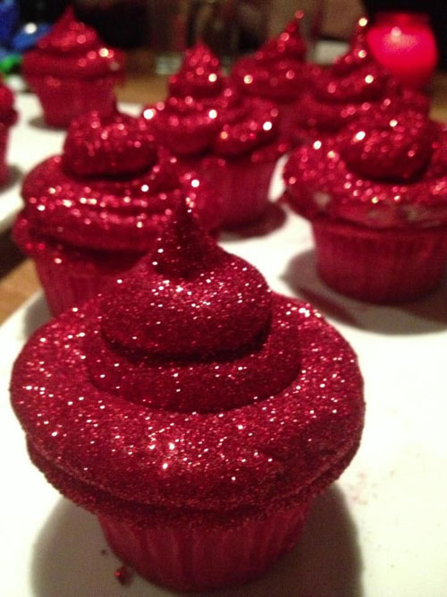 Red Glitterbomb Cupcakes via Mon Cheri