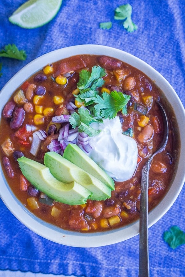 VEGETARIAN CHILI WITH SUMMER VEGGIES.