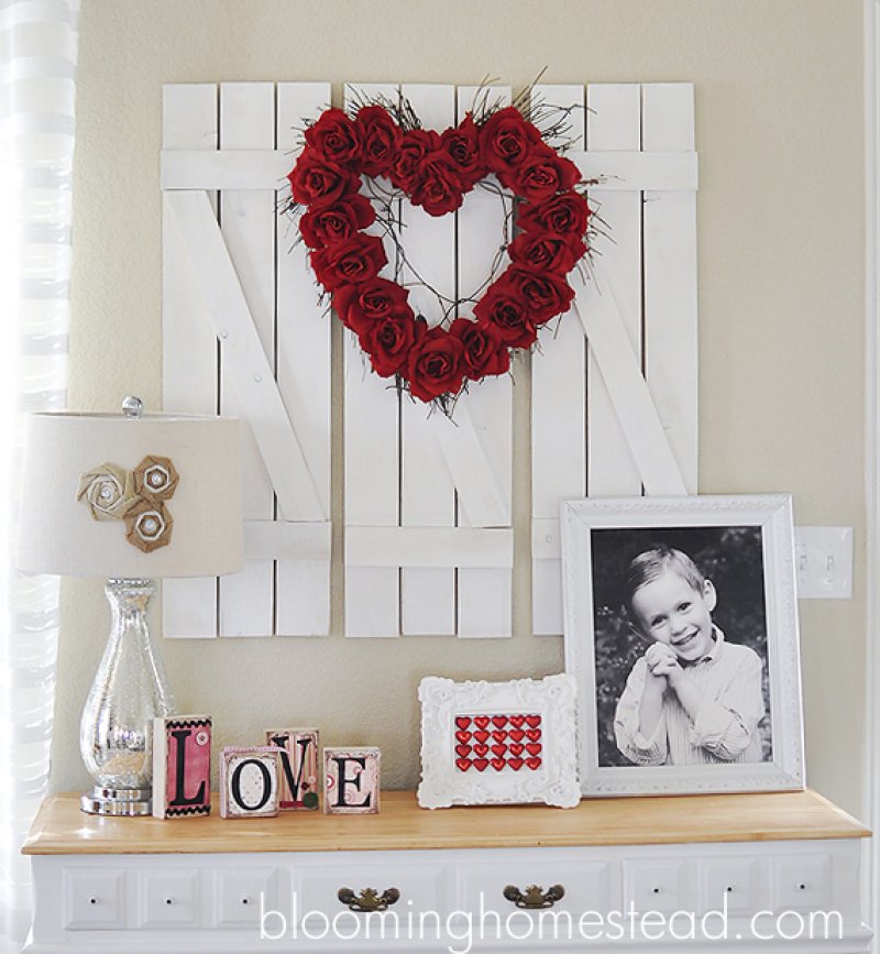 40+ Rustic Valentine’s Day Decoration to Bring in the Warmth 27 Valentine Wreath.