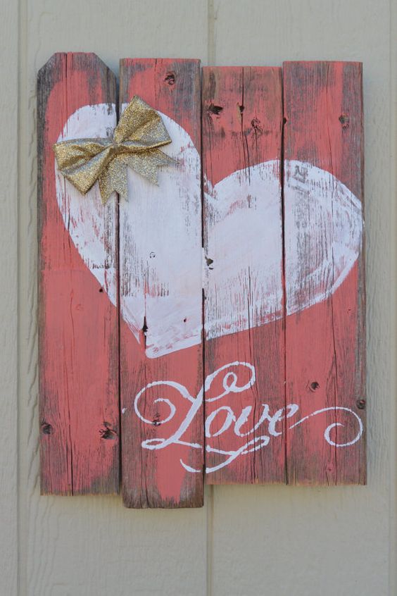 40+ Rustic Valentine’s Day Decoration to Bring in the Warmth 39 Wooden Pallet Heart Sign.