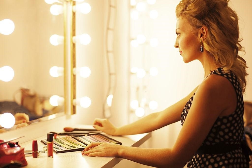 DIY Makeup Vanity Ideas with stylish vanity mirrors.