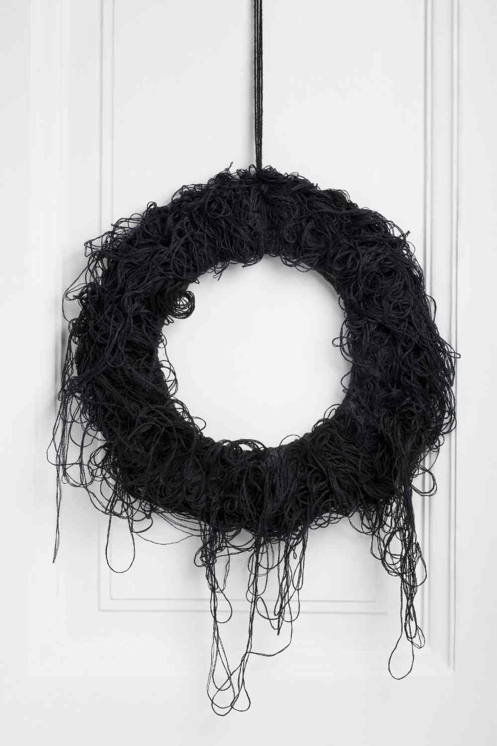 10 Farmhouse Inspired Spooky Halloween Decoration Ideas 2 Black Wreath