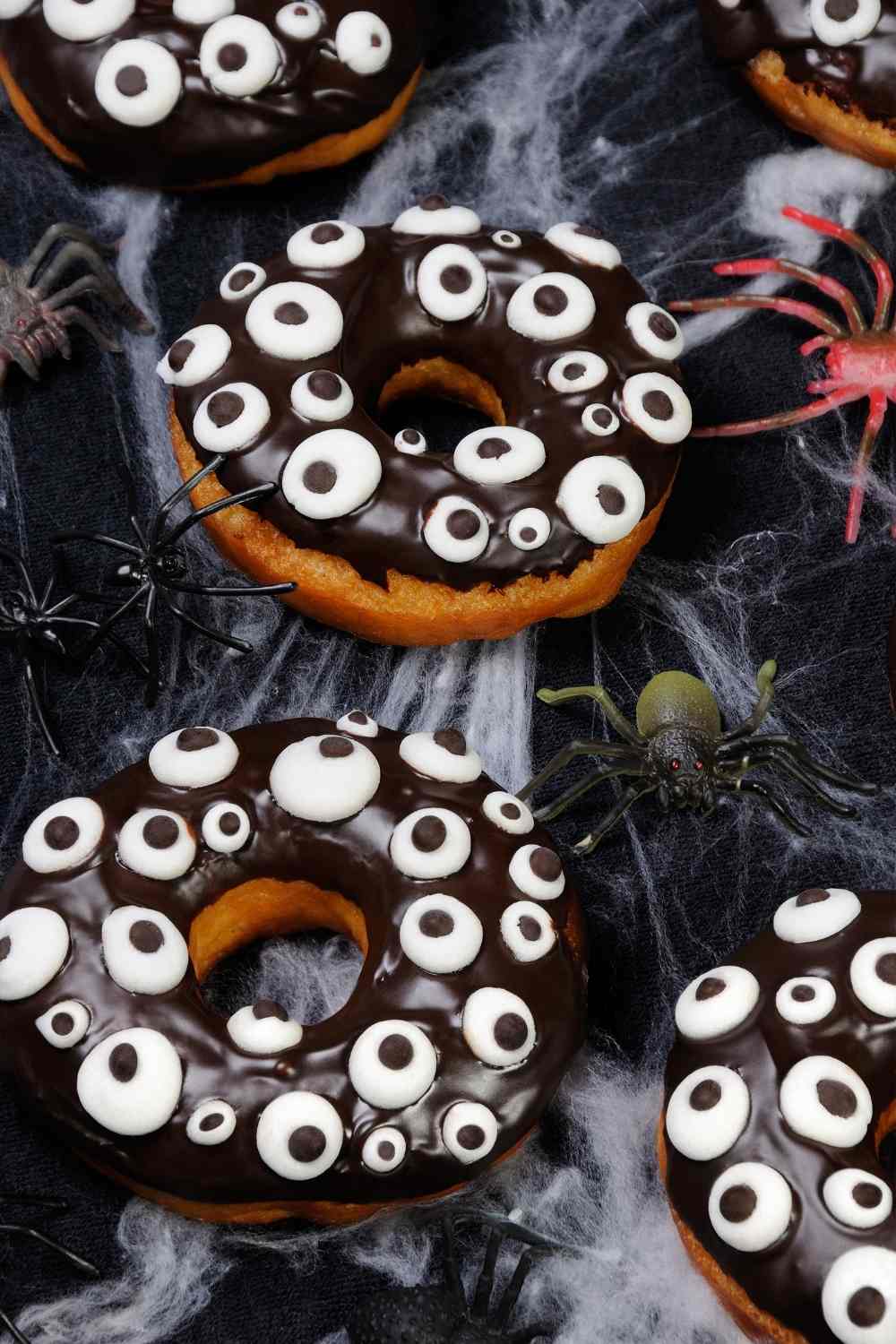 10 Farmhouse Inspired Spooky Halloween Decoration Ideas 6 Googly Eyes