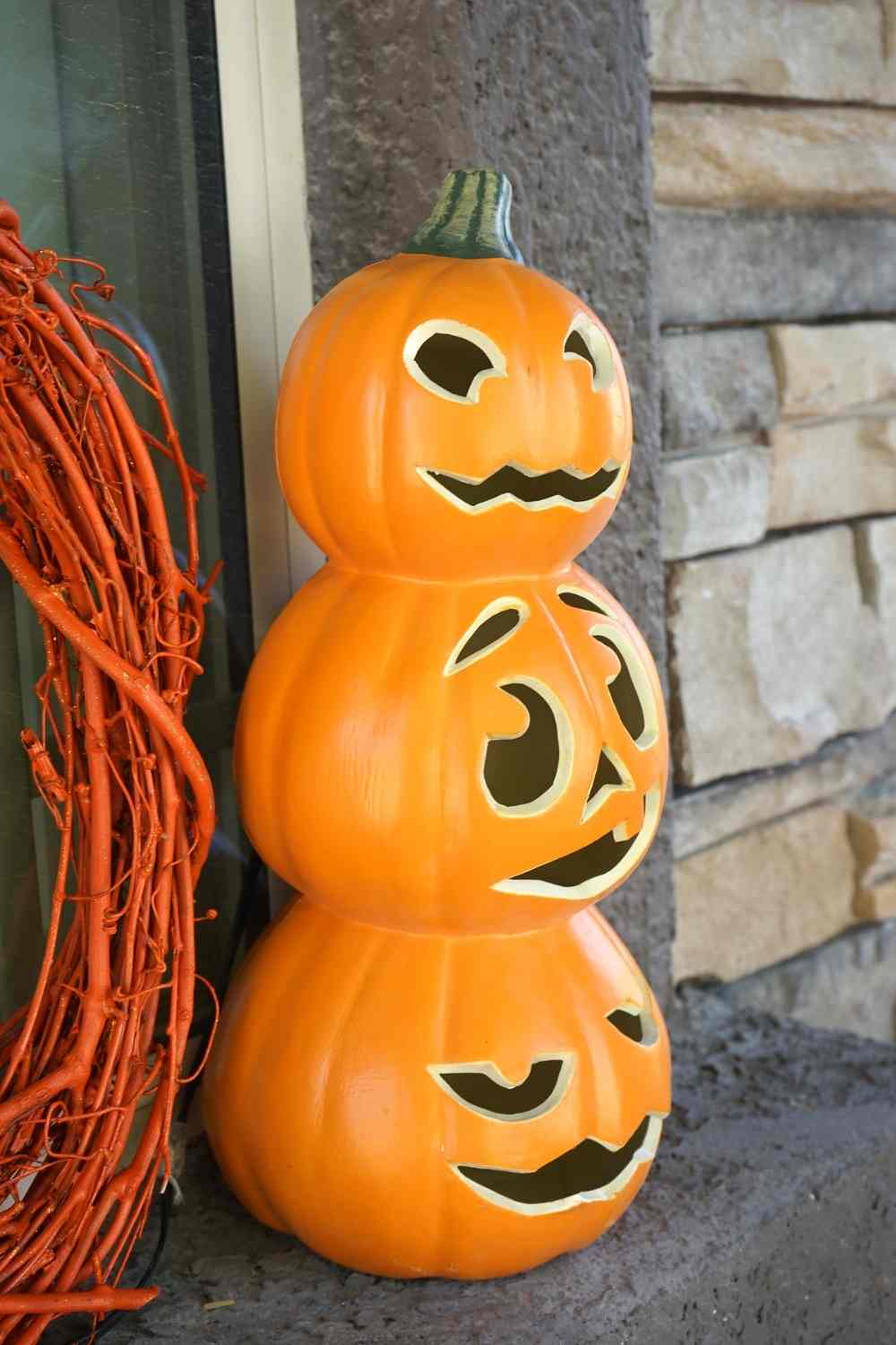 10 Farmhouse Inspired Spooky Halloween Decoration Ideas 5 Scary Front Door