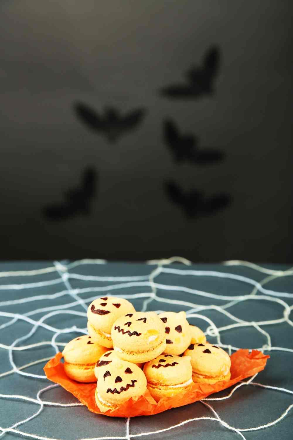 10 Farmhouse Inspired Spooky Halloween Decoration Ideas 4 Spiderwebs