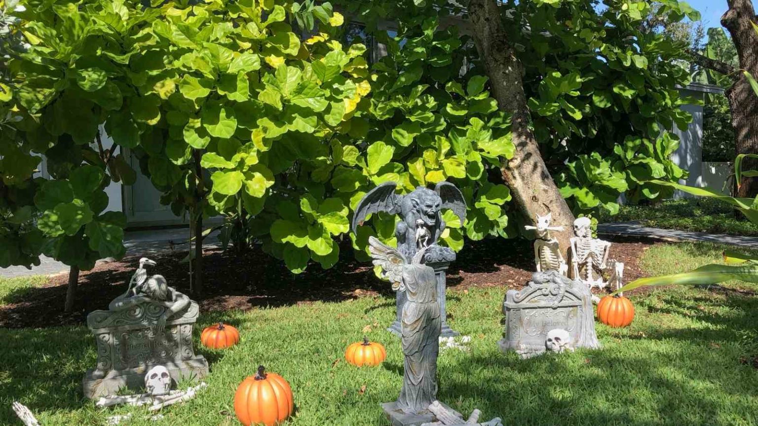 55+ Spooky Halloween Front Yard Decor Ideas to Spook Up Your Home