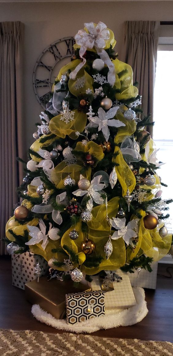 Christmas tree with honeycomb design