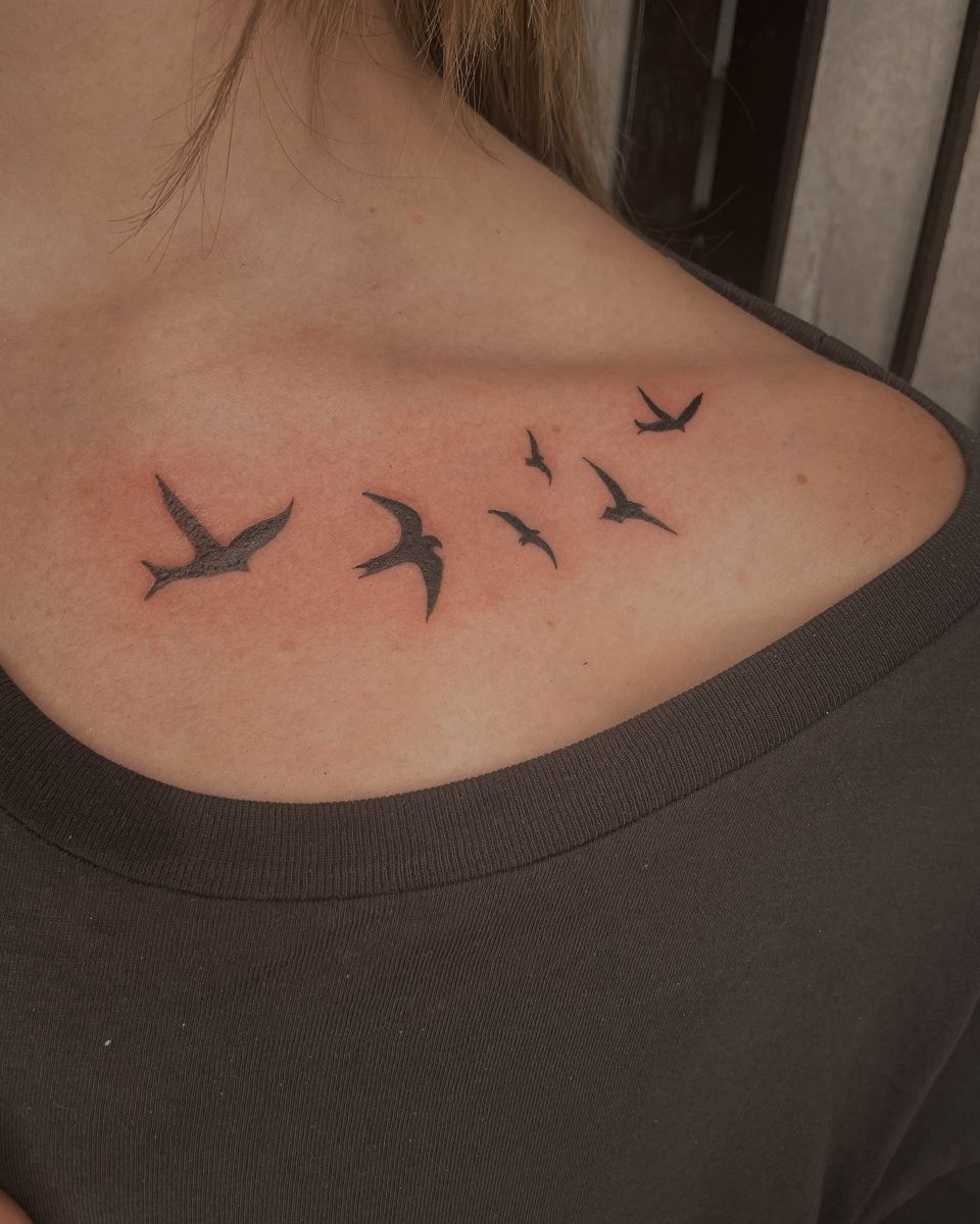 Trendy Collarbone Tattoo